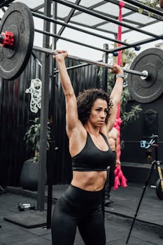 Athletic woman lifting weights outside in a gym in Mexico City, CDMX.